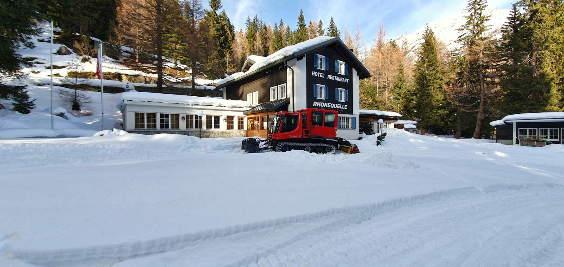 Hotel Rhonequelle in inverno, circondato dalla neve