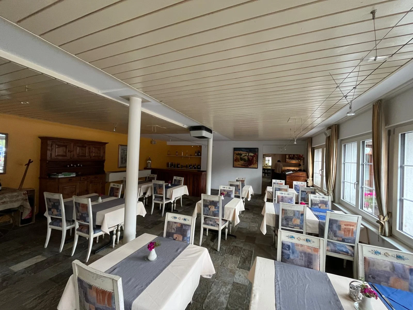 Sala del Ristorante Rhonequelle apparecchiata per gli ospiti