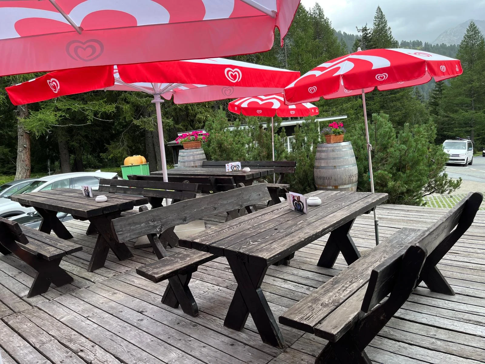 Terrazza estiva del Ristorante Rhonequelle tra i boschi